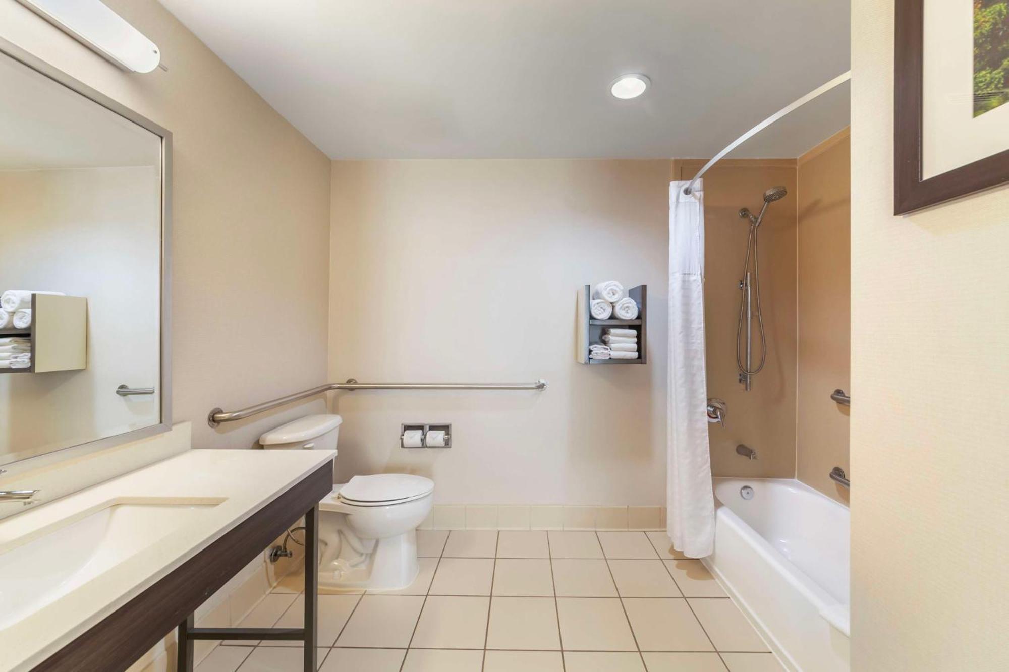 King Room with Sofa Bed and Bath Tub - Disability Access/Non-Smoking